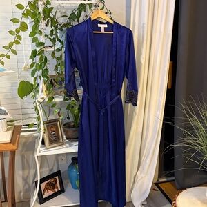 Oscar De La Renta Elegant Blue Satin Robe with Lace Trim SZ L with pockets